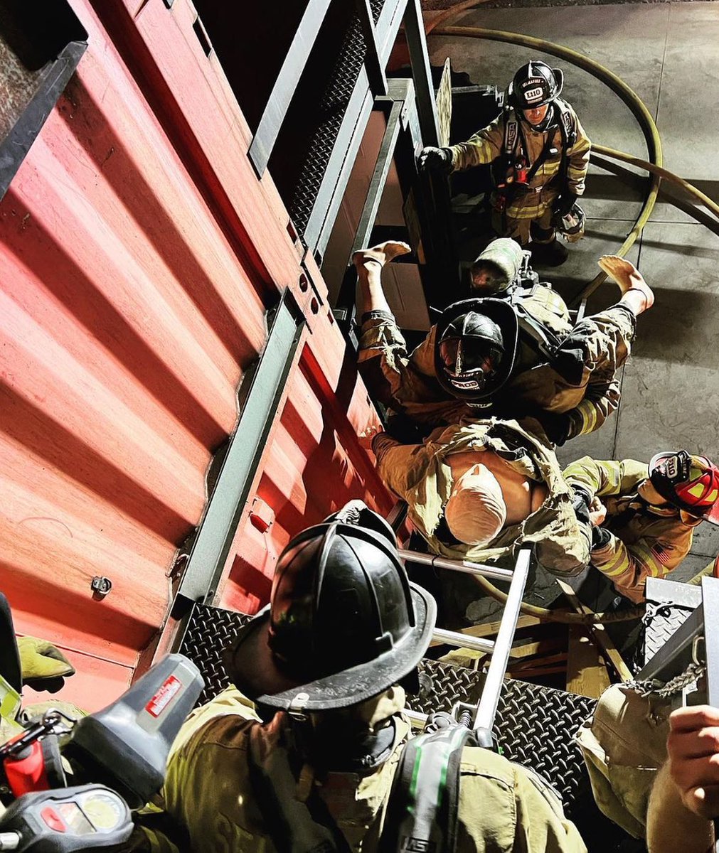 CAL_FIRE's tweet photo. Because CAL FIRE rescue efforts happen 24/7, night drill training is essential for firefighters! Last weekend, @FresnoCoFire joined @selmacityfire to conduct nighttime drills &amp; firefighter rescues, while practicing how to work in the realistic challenges faced in a dark setting. https://t.co/oeT6RfUbjr