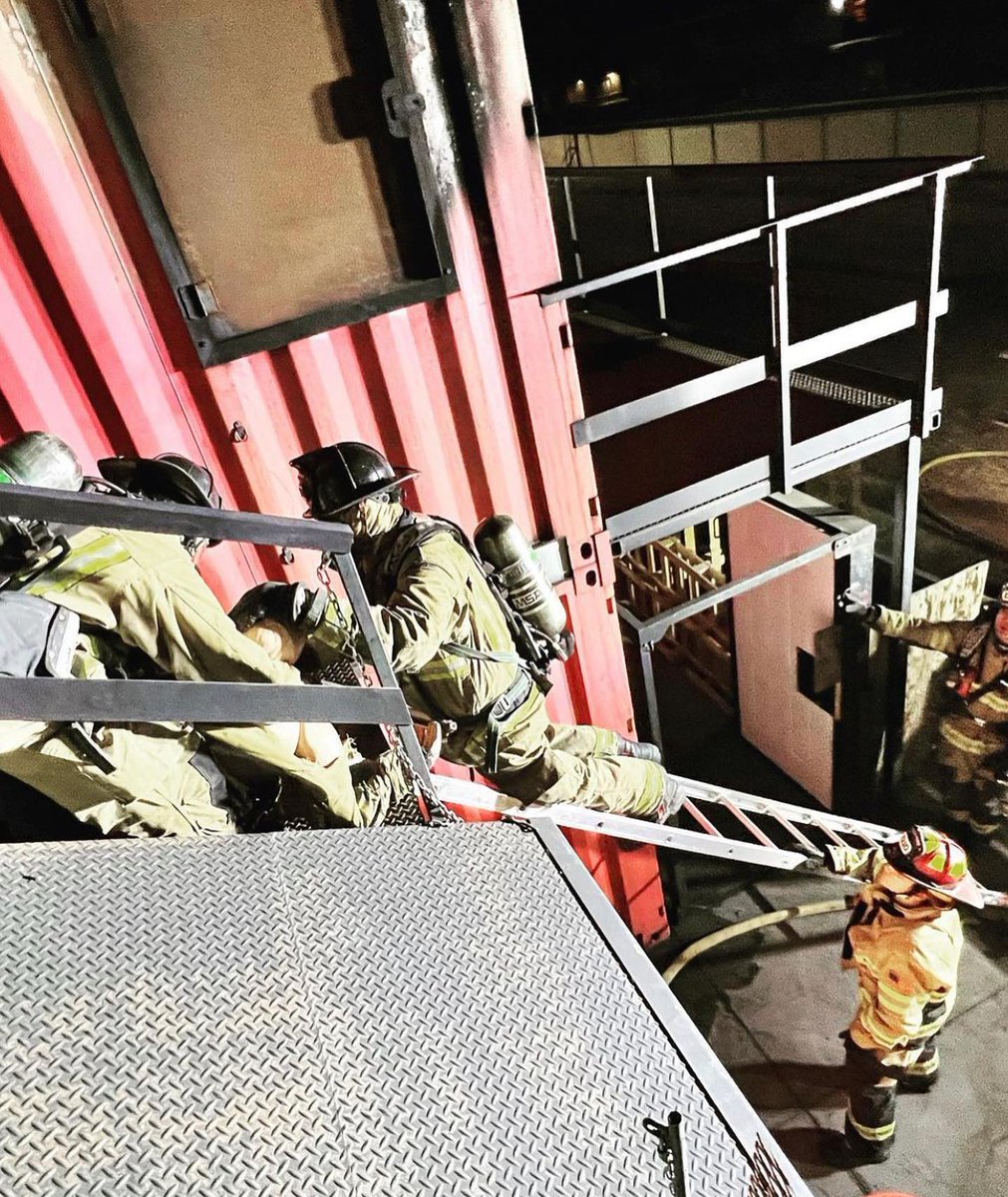 CAL_FIRE's tweet photo. Because CAL FIRE rescue efforts happen 24/7, night drill training is essential for firefighters! Last weekend, @FresnoCoFire joined @selmacityfire to conduct nighttime drills &amp; firefighter rescues, while practicing how to work in the realistic challenges faced in a dark setting. https://t.co/oeT6RfUbjr