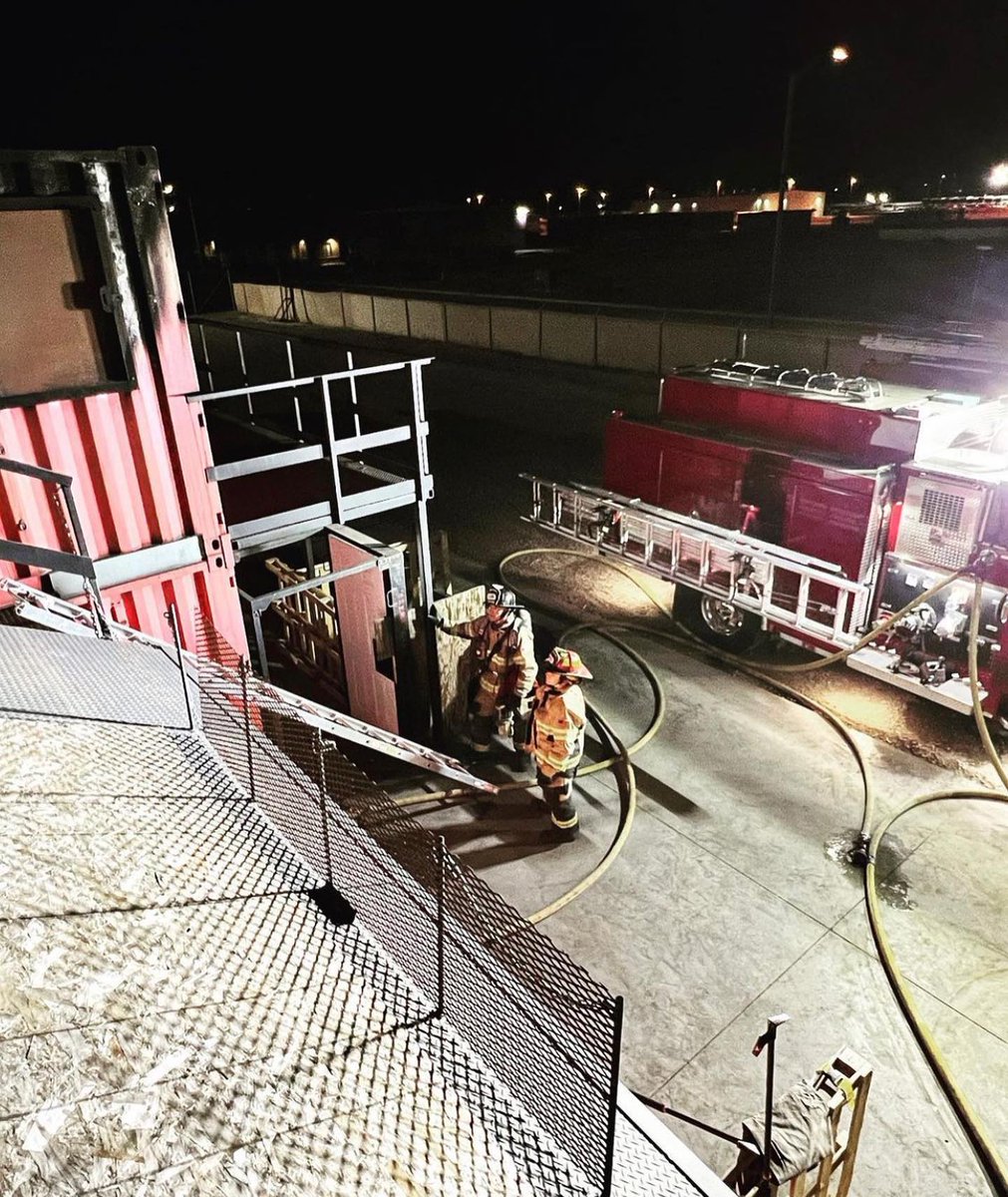 CAL_FIRE's tweet photo. Because CAL FIRE rescue efforts happen 24/7, night drill training is essential for firefighters! Last weekend, @FresnoCoFire joined @selmacityfire to conduct nighttime drills &amp; firefighter rescues, while practicing how to work in the realistic challenges faced in a dark setting. https://t.co/oeT6RfUbjr