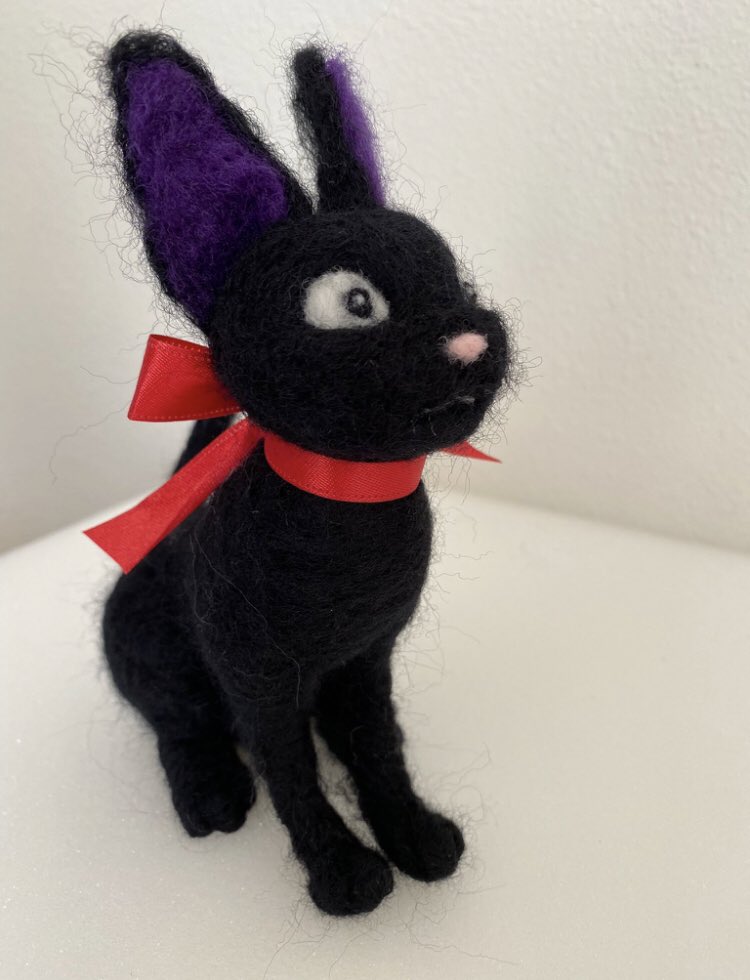 Really happy with how my latest project turned out 😊 I’ve always wanted my own Jiji 🐈‍⬛ 

#needlefelting #felting #wool #feltedanimals #kikisdeliveryservice #StudioGhibli #feltedcats #crafts