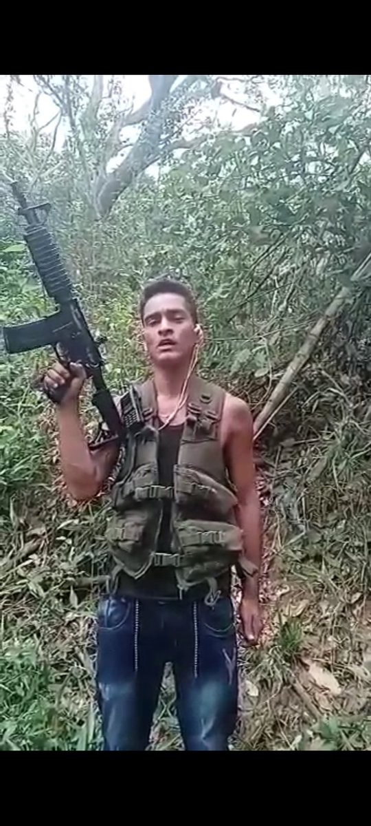 ELESPINITO's tweet photo. Alerta: Este sujeto se identifica como "Carlitos Pirela", integrante de la organización delincuencial Tren del Llano, quienes instalaron una célula en zonas rurales del municipio Pedro Zaraza, Guárico, para cobrar vacunas en dólares a los agroproductores de la región https://t.co/tmtT1Dx1gh