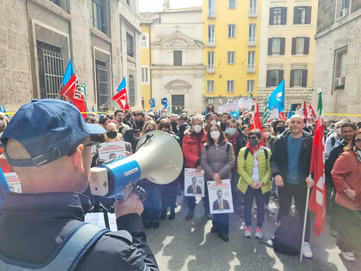 uiltemplazio's tweet photo. La mobilitazione nazionale dei #navigator di questa mattina ha aperto ad uno spiraglio importante: il Ministro @AndreaOrlandosp si è impegnato a https://t.co/XhYI4bOerb
#uiltemp #uiltemplazio #sindacato #mef #stopprecariato #StopAlPrecariato https://t.co/EStC9siaXK