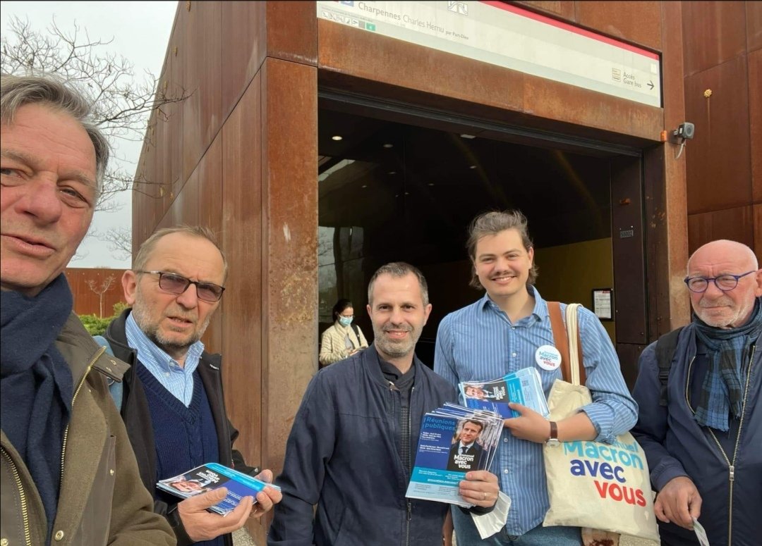Cedricbuffin's tweet photo. Aujourd'hui à la rencontre des habitants à la station du métro d'Oullins.
Rejoignez-nous ce jeudi 31 mars à 19h30 à la salle des fêtes du parc chabrière d'Oullins.
#avecvous #avecvous2022 #JDEM https://t.co/nASYmMjobI