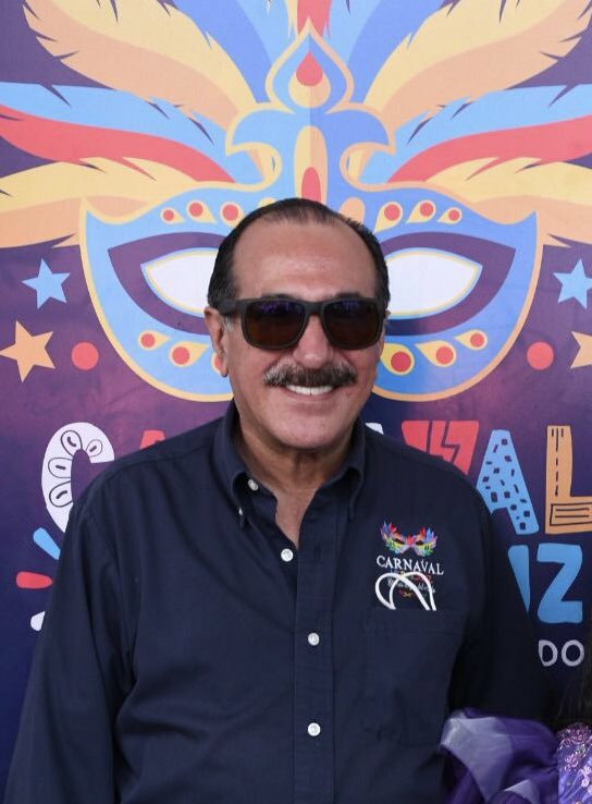 JorgeFaibre's tweet photo. El “pollo” Pérez Fraga ya parece Lorenzo Córdova registrando a tanta candidata y candidato a reyes del carnaval. https://t.co/RQpKowY9oM