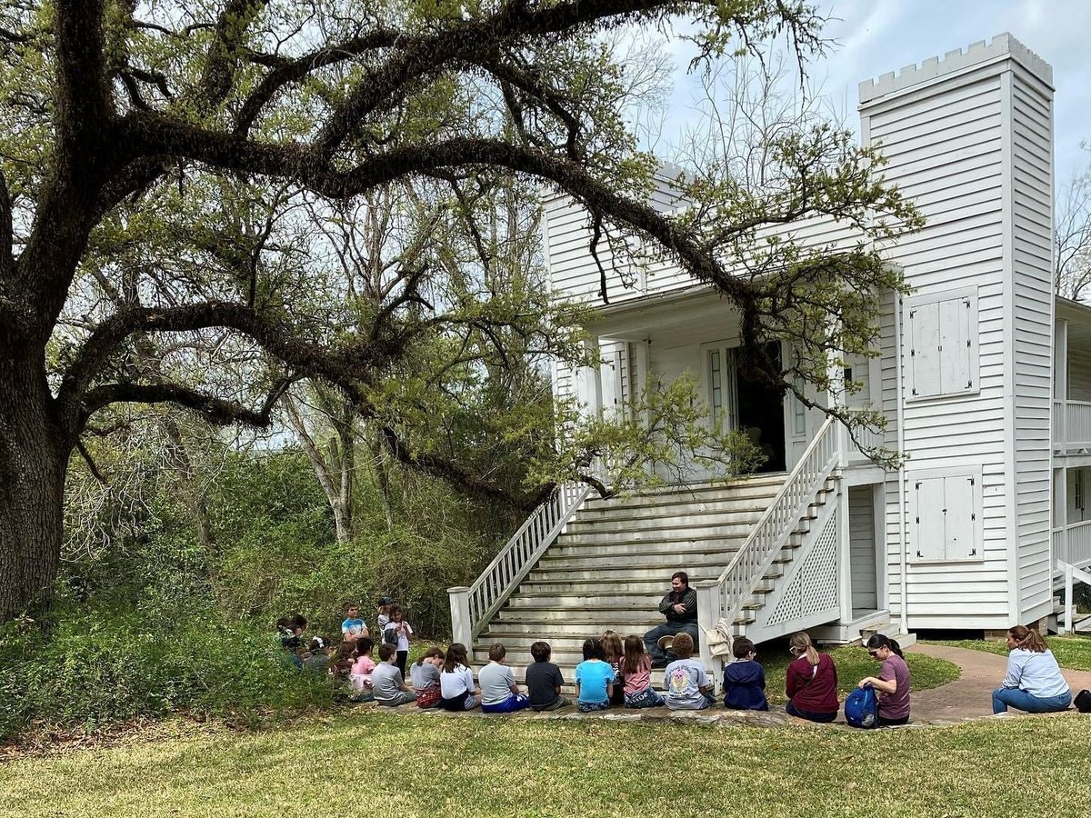 SHMMuseum's tweet photo. The spring tour season is keeping our education staff busy!
๐ธNancy Gajan, Curator of Education
#SamHouston #Shsu #VisitHuntsvilleTx #TexasMuseum #TxForestTrail #TexasHistory #Tour #SpringInTexas https://t.co/cFwiEmtiJp