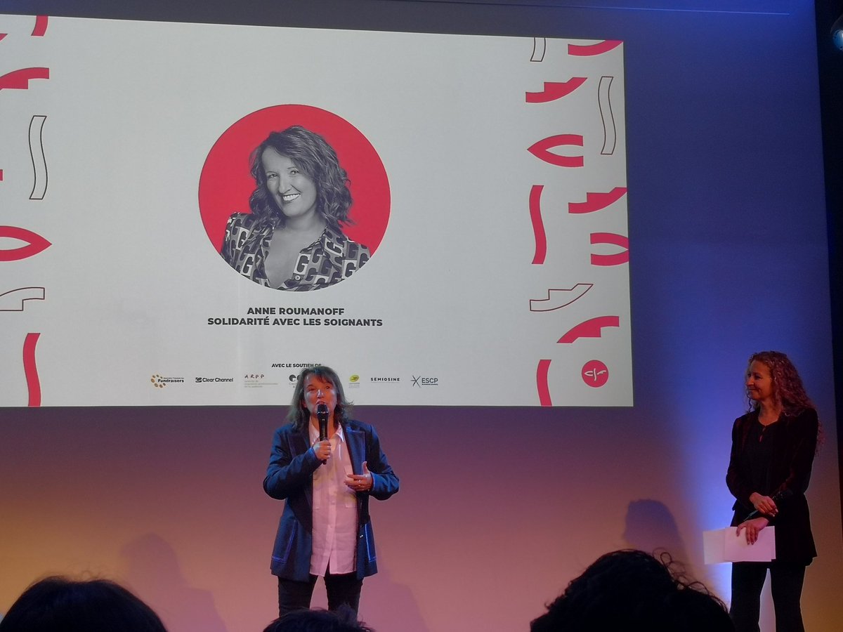 hue_corentin's tweet photo. Le prix de l'activiste de l'année du 14ème grand prix de la #ComSolidaire est remis en direct à @anne_roumanoff pour son initiative "Solidarité avec les soignants" 👏👏👏 #14edgpcsf #GrandPrixComSolidaire @ComWBorders @comsolidarite https://t.co/pKcx6oQmee