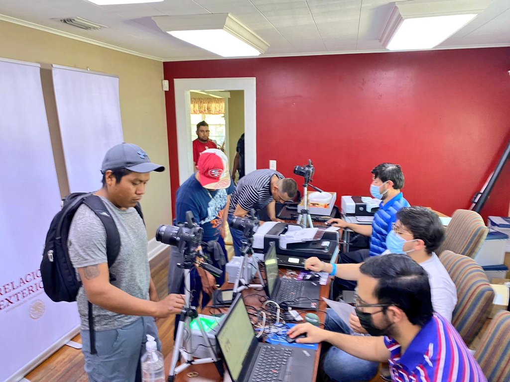 Juansabinesg's tweet photo. Esta es la semana #FarmworkersAwarenessWeek dedicada a los trabajadores agrícolas.
Por ello llevamos el #ConsuladoMóvil y a la @VDSORLANDO a Dover con la empresa Pacific Farms que contrata a más de mil trabajadores agrícolas temporales mexicanos con Visa H2A.
#alwaysessential https://t.co/xrXSAmsbsq