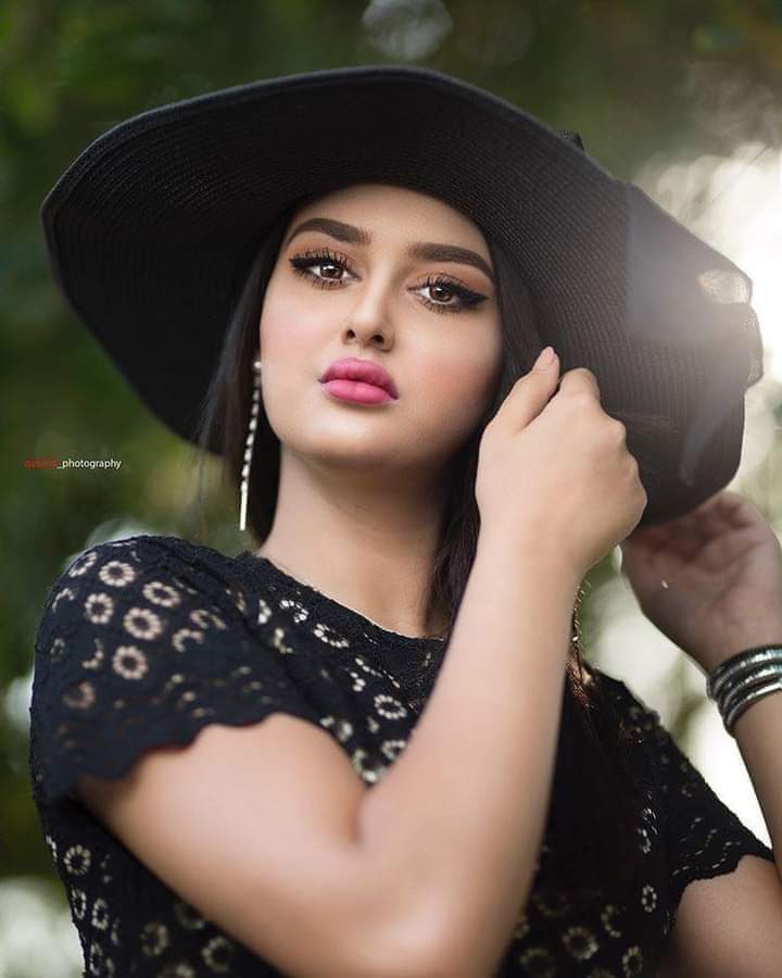 لا أفهم الحب إلا أنهُ لغةٌ تُحيي الورود والأغصان والورقا🌸