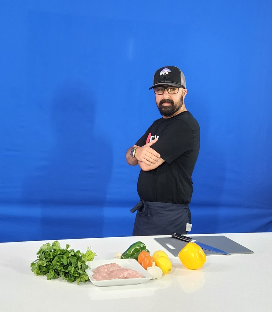 FoodFight_Co's tweet photo. Behind the scenes of The Exotic Cooking Show! You might want to THINK TWICE about this recipe. 🐮🧠
#notyomamascookin #exoticcookingshow #specialguest #foodfightco #extremefoodnetwork #whatscookin https://t.co/xHogVKrgf6