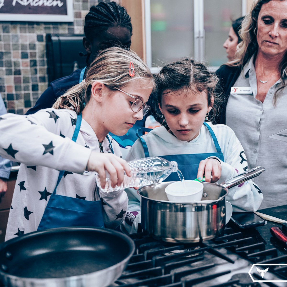 hornets's tweet photo. As part of this year's #NBAFit Week, we partnered with @YMCACharlotte to host Pass the Plate presented by @BlueCrossNC! 15 kids took part in a friendly cooking competition where they learned easy, healthy recipes! π¨βπ³ https://t.co/V2T6q7mp1c