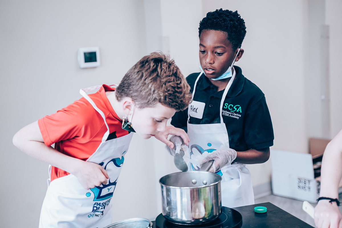 hornetcommunity's tweet photo. On day 5 of @NBA FIT week, we take a look back at our Pass the Plate event presented by @bluecrossnc π©βπ³π§βπ³
We partnered with the @YMCACharlotte to host 16 students for a cooking competition teaching them how to make easy, healthy recipes that they can replicate at home! #nbafit https://t.co/oET85H6owd