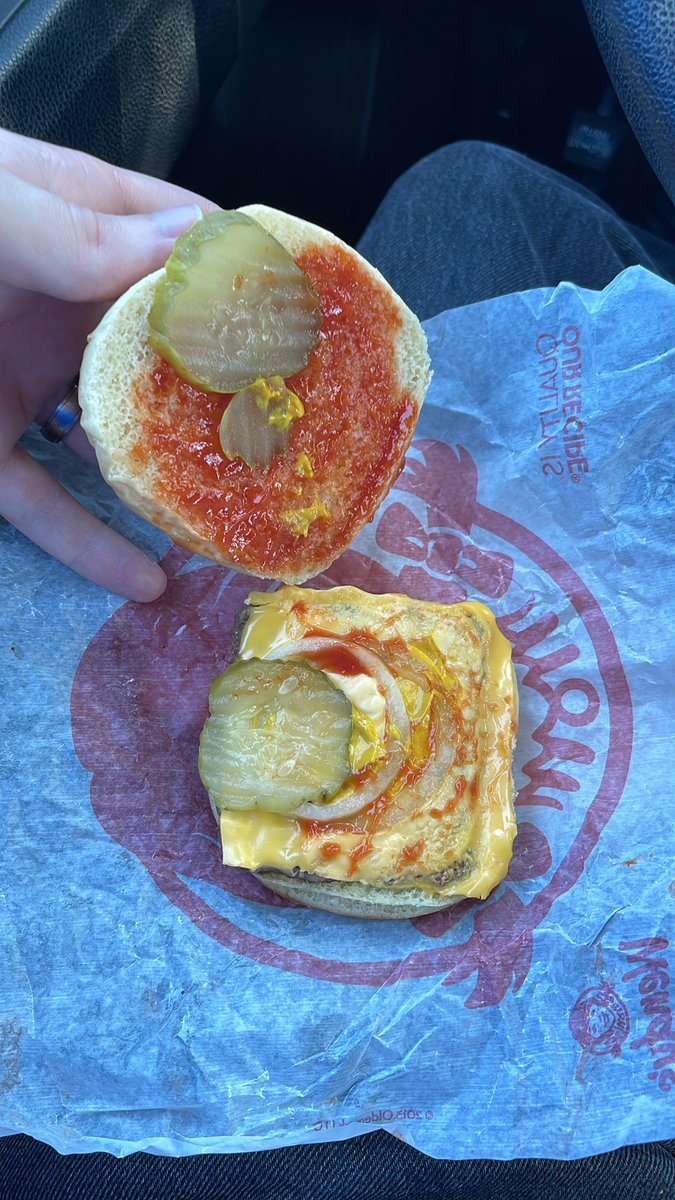 cdr_media's tweet photo. @Wendys love when employees read a correct order back, clear it out to put it back in and don’t update it so my previously “plain cheeseburger” comes out like this 👌🏻 https://t.co/1jEhf6WA23
