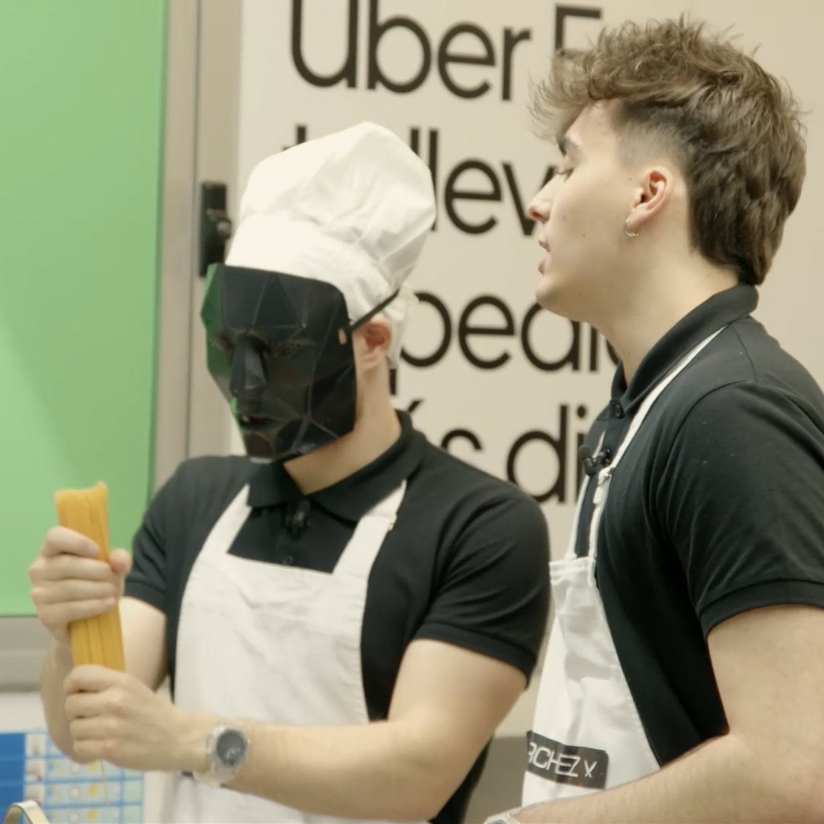 MovistareSports's tweet image. aXoZer lleva 15 minutos con medio kilo de espaguetis en la mano💙 #FinalDisasterChefs