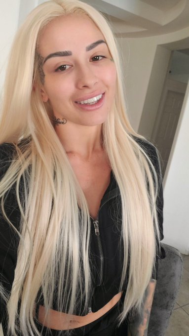 Turns out I really like being blonde 🔥 https://t.co/weOsypkYx8