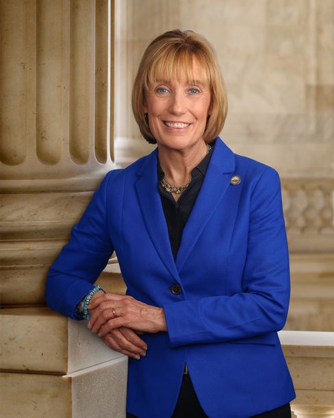 Greedonerd's tweet photo. We need more senators who dress like Padme and less like Maggie Hassan!

#BanThePantsuits ! https://t.co/1iGtsldZaS