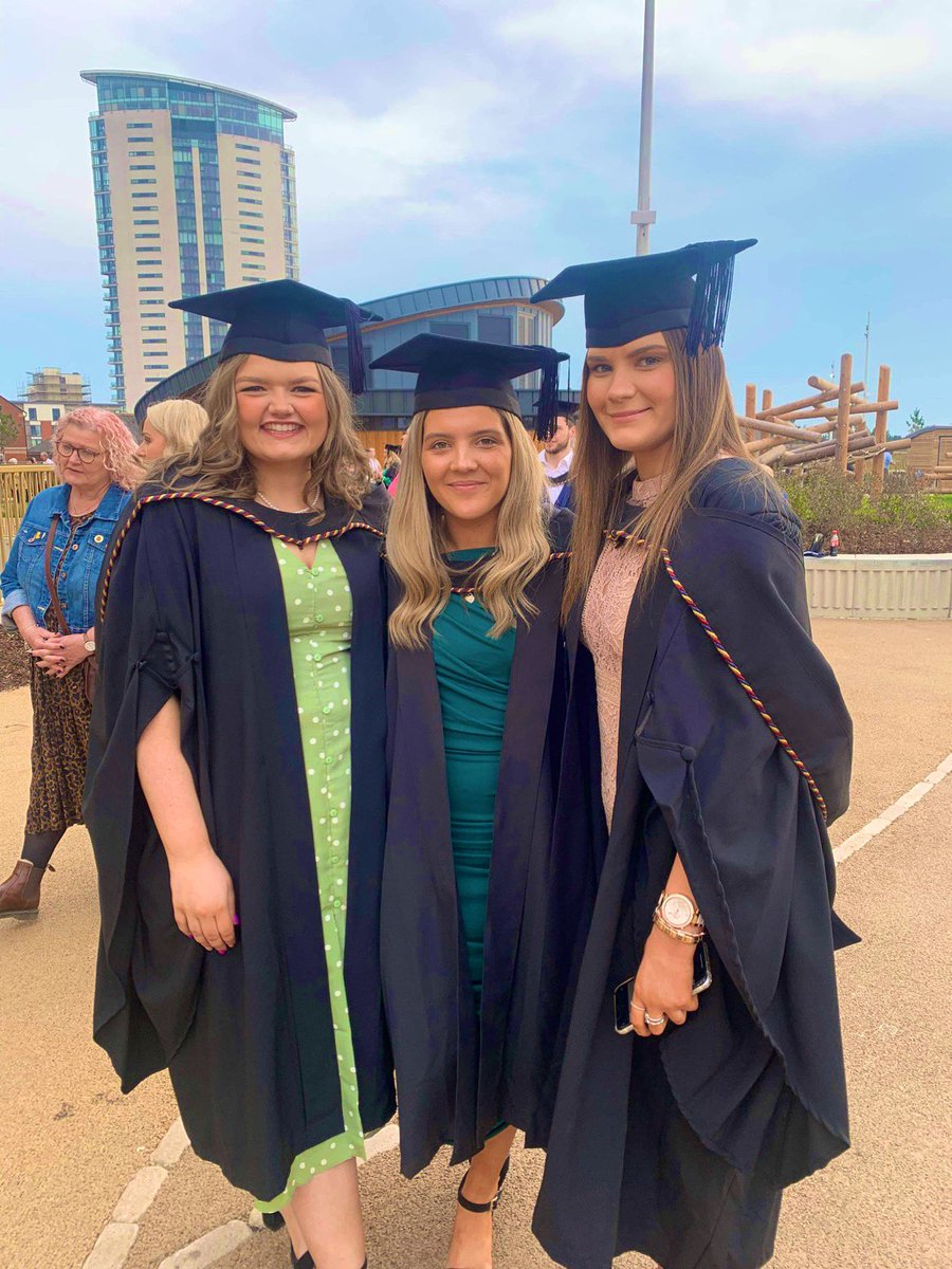 MissKLSloan's tweet photo. Roedd rhaid aros sbel tro ‘ma, ond bendant werth e! Diolch @UWTSD Lysh hefyd cal cyfle graddio eto ‘da rhai o criw @ysgolygymraeg 2019🎓 

a 
@MissNWWilliams1 @MissGMWilliams wrth gwrs!✨ https://t.co/3n5C4a9Ax5