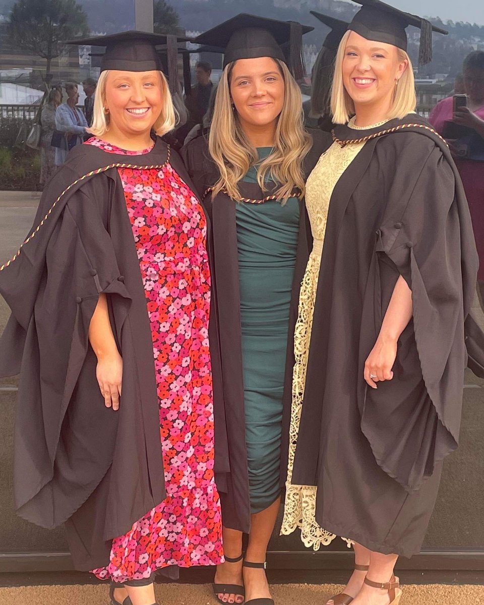 MissKLSloan's tweet photo. Roedd rhaid aros sbel tro ‘ma, ond bendant werth e! Diolch @UWTSD Lysh hefyd cal cyfle graddio eto ‘da rhai o criw @ysgolygymraeg 2019🎓 

a 
@MissNWWilliams1 @MissGMWilliams wrth gwrs!✨ https://t.co/3n5C4a9Ax5