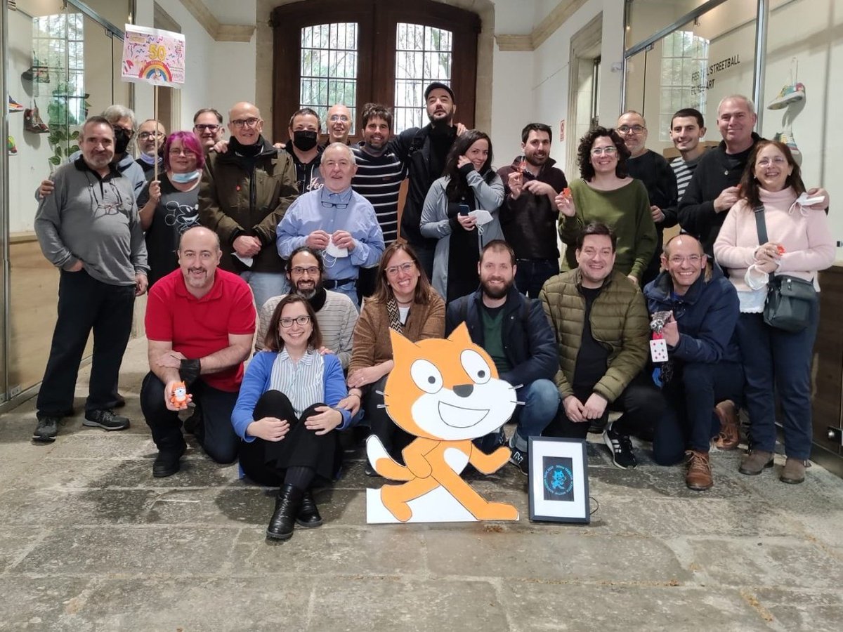 andrestweetter's tweet photo. No puc ni imaginar que seria capaç de fer aquest grup en un cap de setmana treballant en un projecte....aniriem a la lluna! #scratchEdMeetup BCN @scratch https://t.co/cRhHy4rNbd