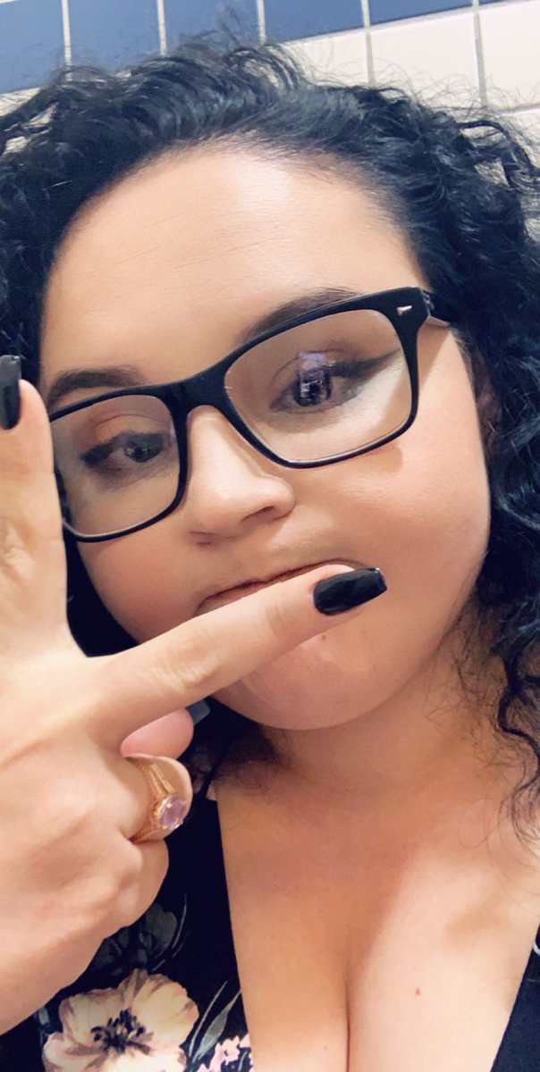 MelissaOmiliak's tweet photo. *sigh* snap memories are gunna have me ruining all my progress and dying my hair black again 😭😭😭 I miss it 😩 https://t.co/Q3CV9RCzuc