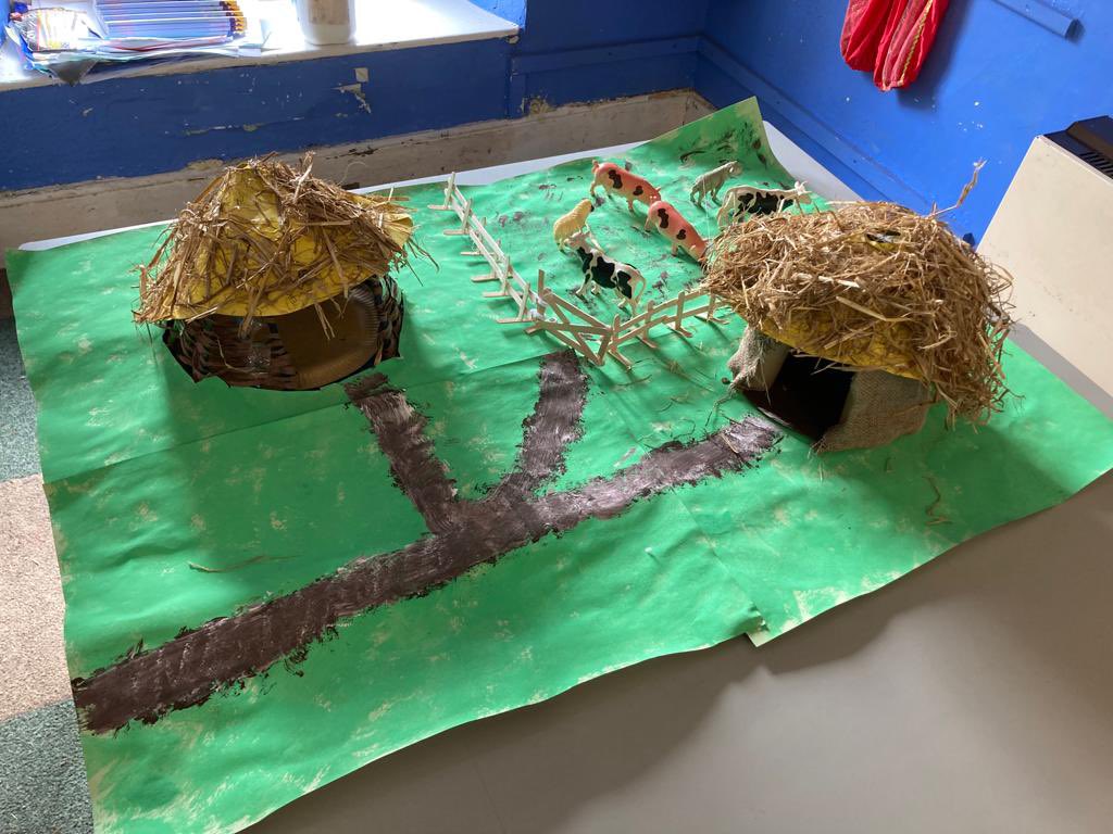 YsgolCiliauParc's tweet photo. Diwrnod prysur i Ddosbarth Gwalia. Cynllunio a chreu tai crwn #Celtaidd. We created #Celtic round houses today. #Hanes #History #Technoleg #DT #Digidol #Minecraft https://t.co/7lC0FBesh1