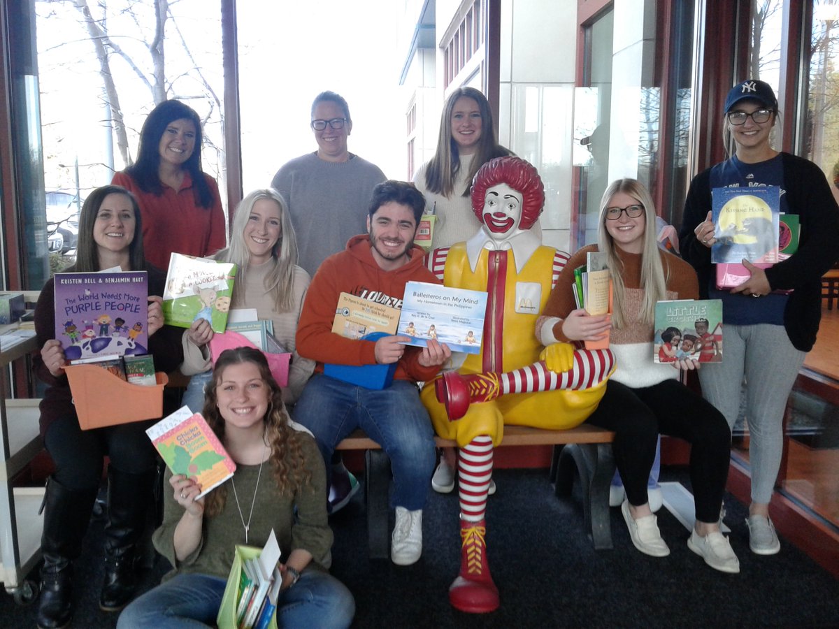 rmhctoledo's tweet photo. Thank you to the students from @DiscoverLourdes for organizing a book drive for families at Ronald McDonald House Charities of Northwest Ohio. https://t.co/e56vGgkN6W