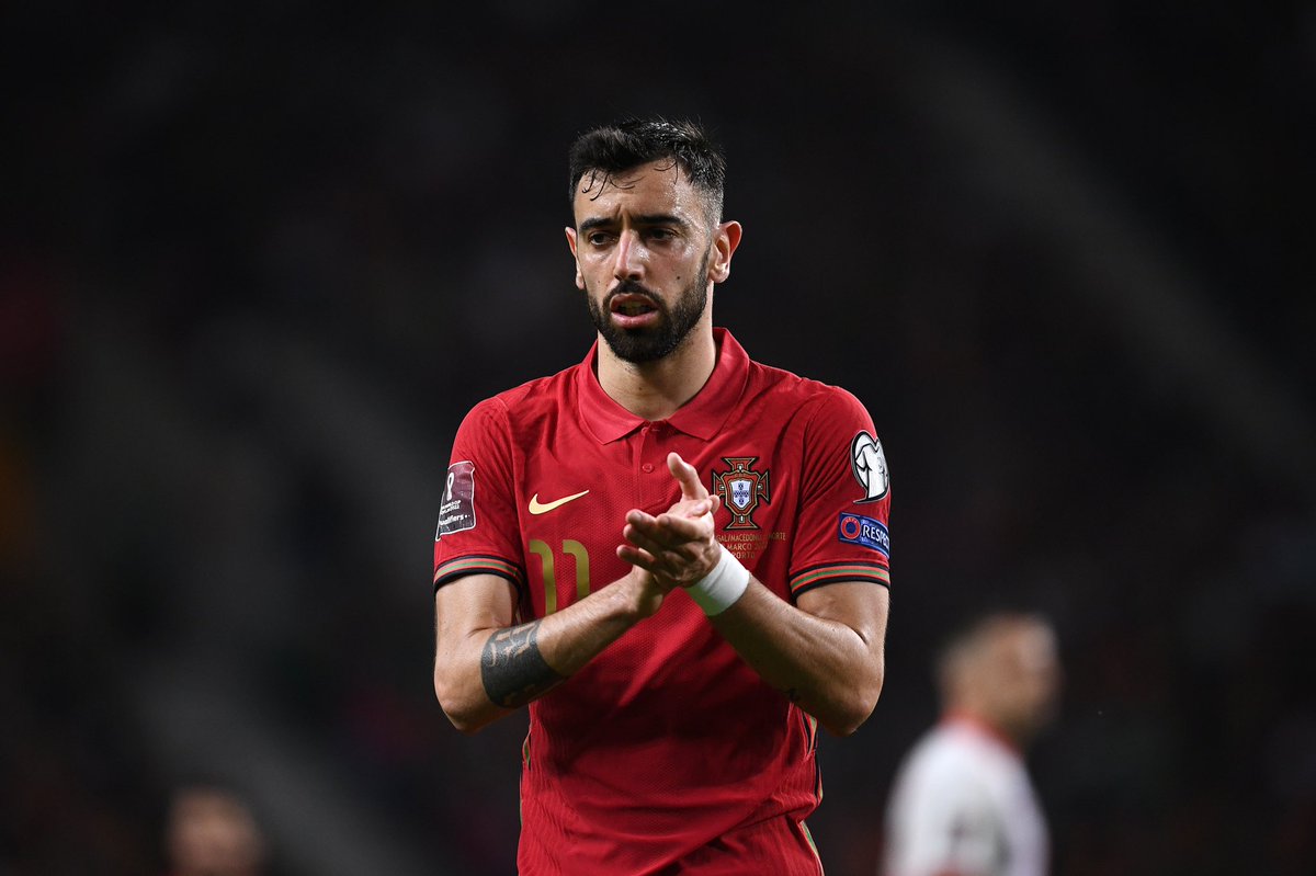 FabrizioRomano's tweet photo. Magic moment for Bruno Fernandes. Two key goals for Portugal, World Cup secured - then he’ll be fly back to England in order to sign his new contract with Man United. 🔴🇵🇹 #MUFC

New deal until June 2027 has been fully agreed, set to be signed and announced in the coming days. https://t.co/XSTioxCfdZ