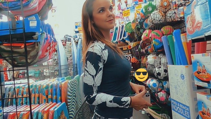 Can&rsquo;t decide what to grab lol oh wait hats of course! Who doesn&rsquo;t love to stop at a beach store to explore<a href="/tag/smile"class="tags"><span>#smile</span></a><a href="/tag/sunshine"class="tags"><span>#sunshine</span></a><a href="/tag/beachlife"class="tags"><span>#beachlife</span></a><a href="/tag/waves"class="tags"><span>#waves</span></a>