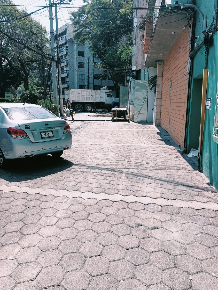 elmoraazul19's tweet photo. @BJAlcaldia obra se apropió tanto de vía pública como de paso peatonal en glorieta Mariscal Sucre y División del Norte https://t.co/4Zg8oFIiYm