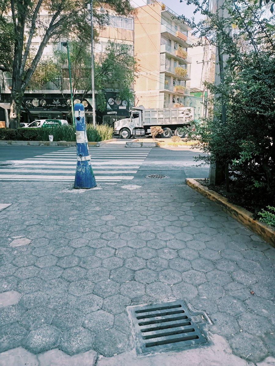 elmoraazul19's tweet photo. @BJAlcaldia obra se apropió tanto de vía pública como de paso peatonal en glorieta Mariscal Sucre y División del Norte https://t.co/4Zg8oFIiYm