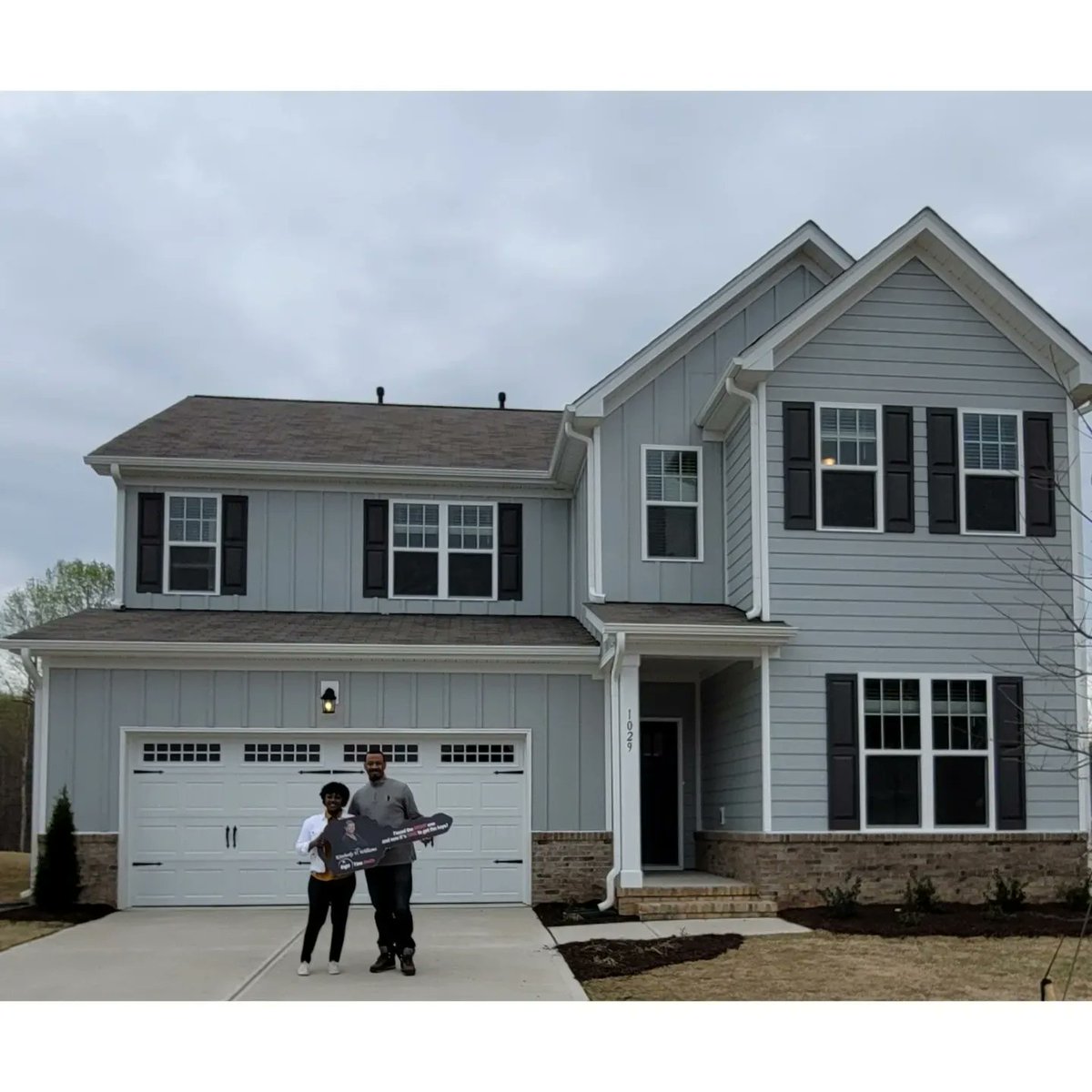 TimeToBuyaHouse's tweet image. 𝗜𝘁'𝘀 𝗖𝗟𝗢𝗦𝗜𝗡𝗚 𝗗𝗔𝗬!!
After viewing quite a few homes I knew what it would take to turn Montressa and Tony's frown upside down! Congratulations to the Ruffins on their beautiful new home! 
#EXPERIENCEMATTERS #KimSellzHouses #RightTimeRealty #Realtor  #Raleigh #Durham