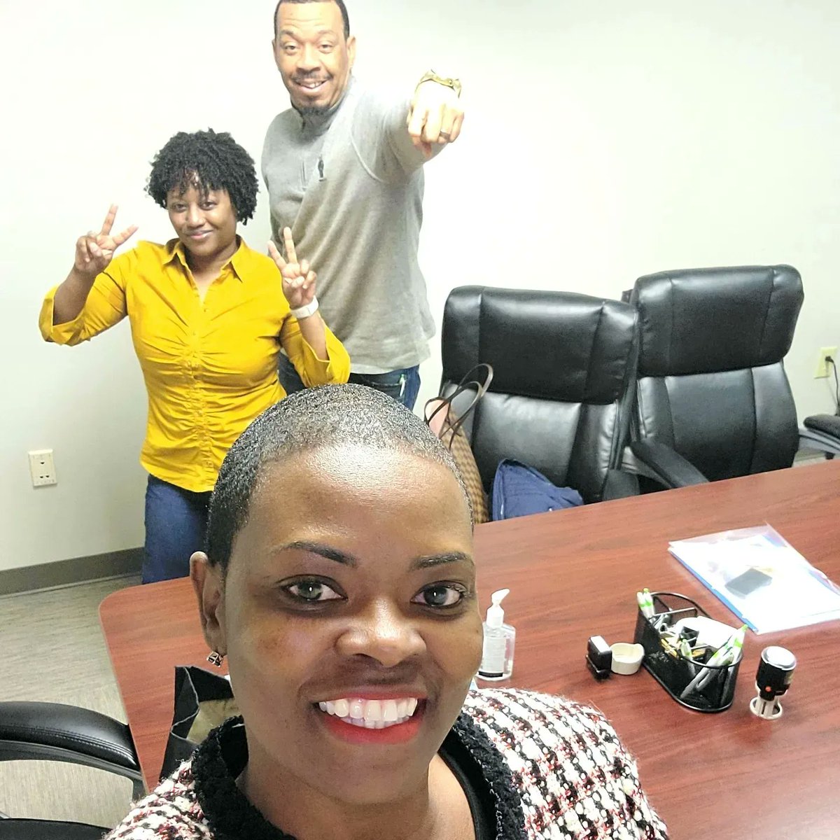 TimeToBuyaHouse's tweet image. 𝗜𝘁'𝘀 𝗖𝗟𝗢𝗦𝗜𝗡𝗚 𝗗𝗔𝗬!!
After viewing quite a few homes I knew what it would take to turn Montressa and Tony's frown upside down! Congratulations to the Ruffins on their beautiful new home! 
#EXPERIENCEMATTERS #KimSellzHouses #RightTimeRealty #Realtor  #Raleigh #Durham