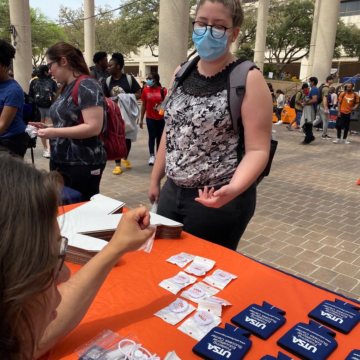 utsafosteringfp's tweet photo. The FESC had a great time helping students register for summer classes at the Summer Registration Kickoff Event!😎☀️🍉
#birdsofsummer https://t.co/gHP9t2nyz7