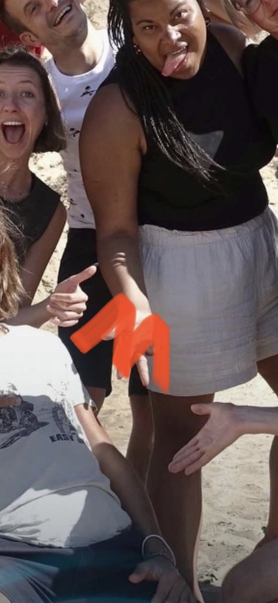 oleinbo's tweet photo. @demol__tips Ligt da nu aan mij of maakt ze een M met haar vingers? #demol2022 #demol tis misschien vergezocht 😂 https://t.co/RwrvbvfKLz