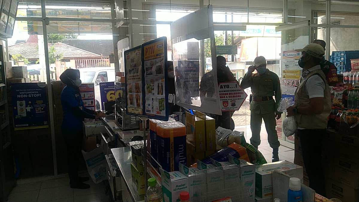 11Ngemplak's tweet photo. 3 Orang anggota Koramil 11 Ngemplak DPP sertu Didik TW bersama tim satgas Covid 19 kecamatan melaksanakan patroli yustisi prokes di swalayan Ds.Donohudan kec.Ngemplak
@kodimboyolali 
@KoremSolo https://t.co/TN6XSeY4Fk
