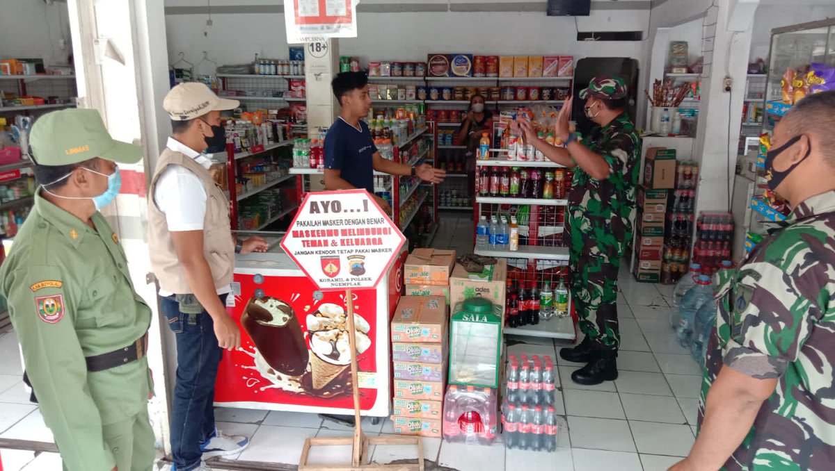 11Ngemplak's tweet photo. 3 Orang anggota Koramil 11 Ngemplak DPP sertu Didik TW bersama tim satgas Covid 19 kecamatan melaksanakan patroli yustisi prokes di swalayan Ds.Donohudan kec.Ngemplak
@kodimboyolali 
@KoremSolo https://t.co/TN6XSeY4Fk