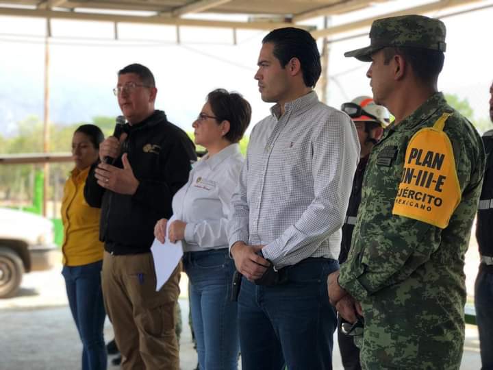 PC_NuevoLeon's tweet photo. Incendio forestal 🔥🌲👨‍🚒 

Protección Civil Nuevo León informa: 

El ataque  aéreo para controlar el combate al incendio forestal en Santiago, se fortaleció con el arribo de dos helicópteros.

⬇️: https://t.co/dg59Ipmra3