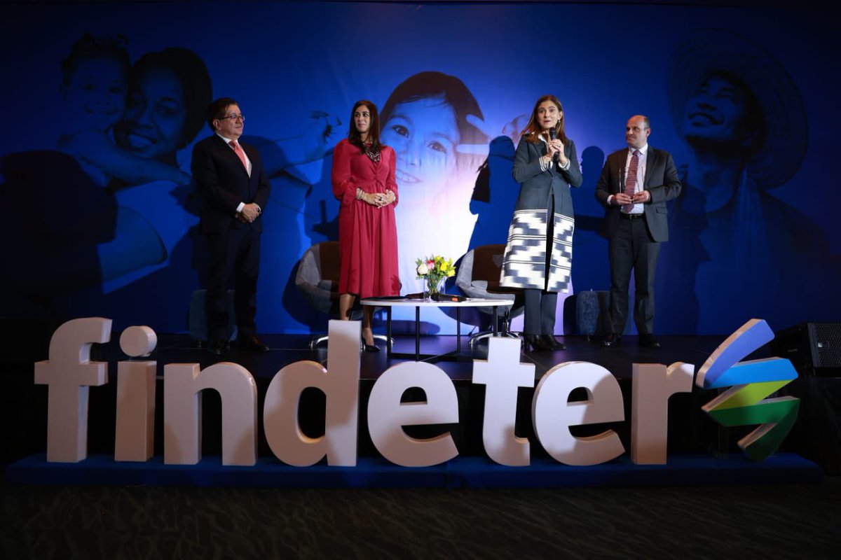 MinTransporteCo's tweet photo. #AEstaHora la Ministra de Transporte, @orozco_angela, acompaña la entrega de los reconocimientos intermediarios financieros «Dejando Huella en los Territorios» organizado por @Findeter. https://t.co/wHOA77KsEH