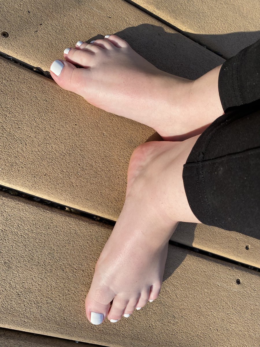 midgetfeet9502's tweet photo. We love a good white look for spring 🤍💋 #Feet #feetworshi̇p #feetmistress https://t.co/HVL3sKKcqd