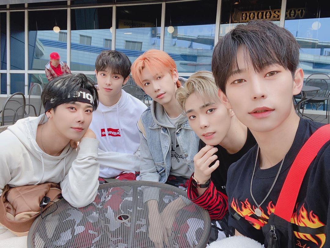 ParaguayTriger's tweet photo. [TRIGER] 📸 27.03.2022
back to the 2000s😆😆
It's been a while since we all went to a cafe together.
▫️▫️▫️▫️
#Shawny #Rio #SharkT #Ato #Roa  #트리거 #kstage  #triger #triger_official  #triger_paraguay #busted #debut #kpop #corea #paraguay 
@triger_official
Admi: Dai🤍 https://t.co/cB34DPdwf7