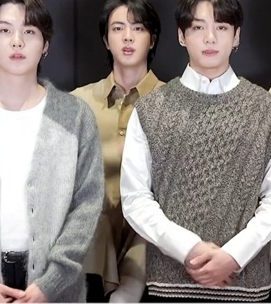 seokjinmylabsss's tweet photo. nooo look at seokjin trying to hide his hand with cast so we don't have to get worried , my baby 😭 https://t.co/mUy9GhdNFK