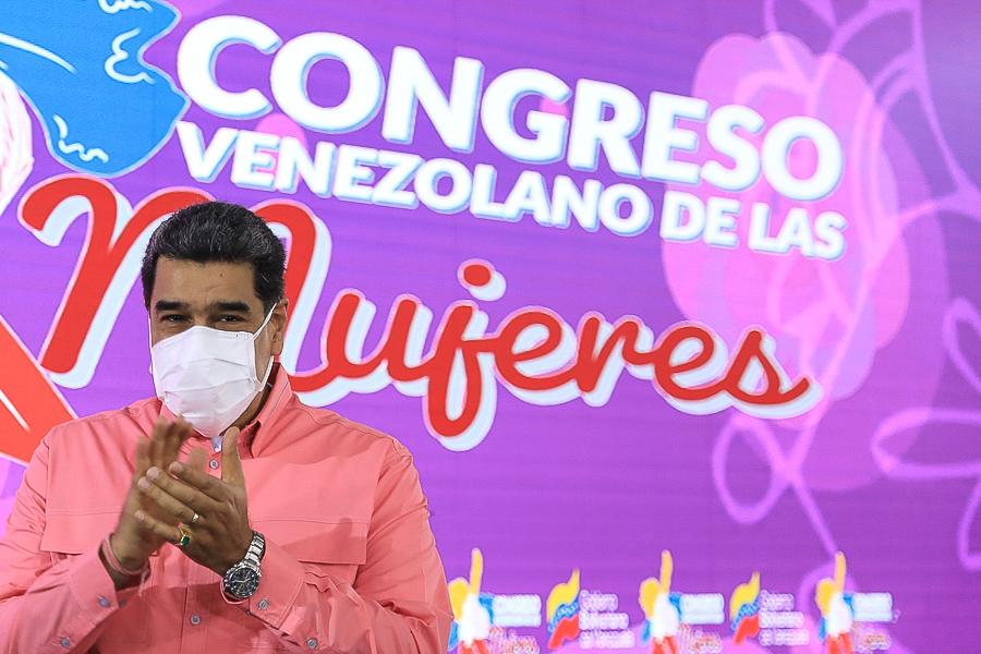 NicolasMaduro's tweet photo. Creo profundamente en la nueva Patria que se avizora de Transición al Socialismo porque la mujer venezolana está al frente; liderando y resistiendo en cada fábrica y comunidad, haciendo renacer desde el hogar los nuevos valores, aplicando su intuición para cambiarlo todo. https://t.co/HMLc6PmA2c