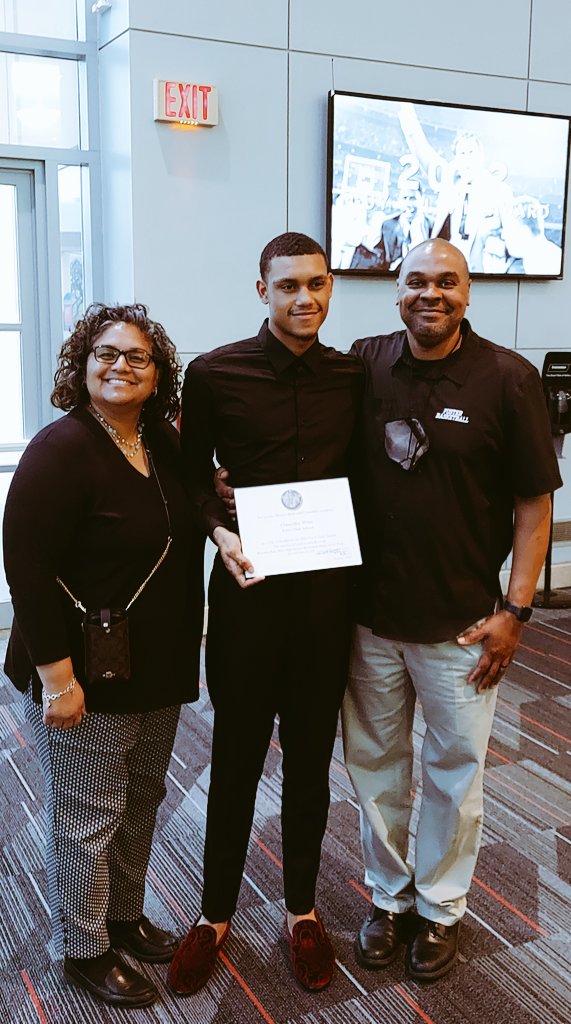 MrWhiteEDU23's tweet photo. Congratulations to Chancellor and All the Finalists of the Guy V Lewis Awards,what an Amazing Night Great Job PJ #GuyVLewisAward #Chancellorwhite #2022 #fosterhoops https://t.co/m4TGlnkZlt