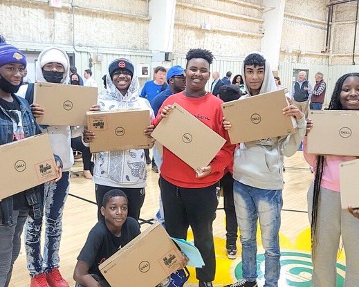 HelpKCKids's tweet photo. The Club and @comcast officially unveiled a new Lift Zone at the Olathe Unit! πΆ A lift zone is an area with free, high speed WiFi access provided by Comcast. 100 members received brand new Dell laptops courtesy of Comcast! π» #helpkckids #greatfutures #digitaldivde https://t.co/DFBL5r04WP