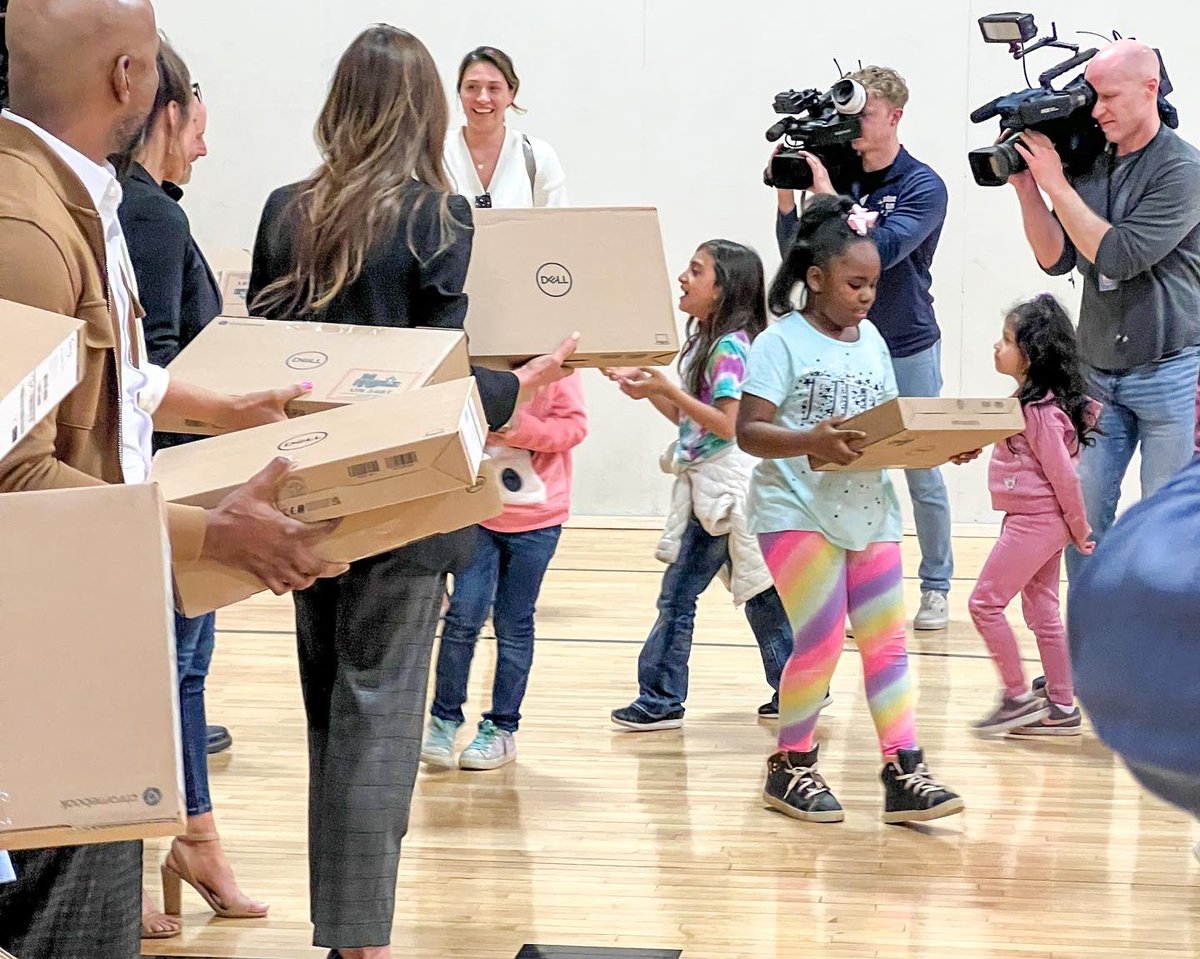 HelpKCKids's tweet photo. The Club and @comcast officially unveiled a new Lift Zone at the Olathe Unit! πΆ A lift zone is an area with free, high speed WiFi access provided by Comcast. 100 members received brand new Dell laptops courtesy of Comcast! π» #helpkckids #greatfutures #digitaldivde https://t.co/DFBL5r04WP