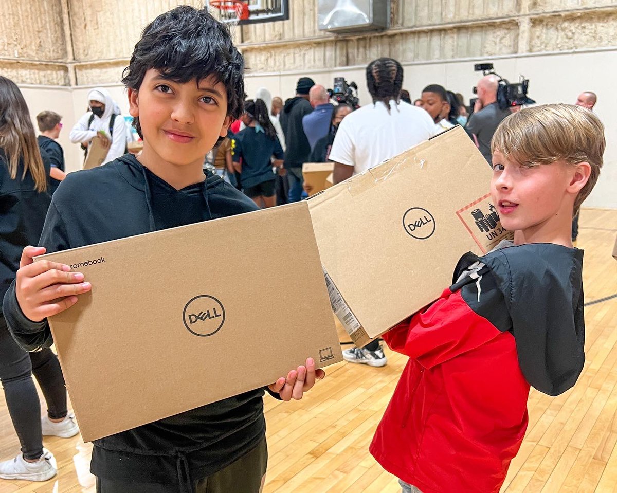 HelpKCKids's tweet photo. The Club and @comcast officially unveiled a new Lift Zone at the Olathe Unit! πΆ A lift zone is an area with free, high speed WiFi access provided by Comcast. 100 members received brand new Dell laptops courtesy of Comcast! π» #helpkckids #greatfutures #digitaldivde https://t.co/DFBL5r04WP