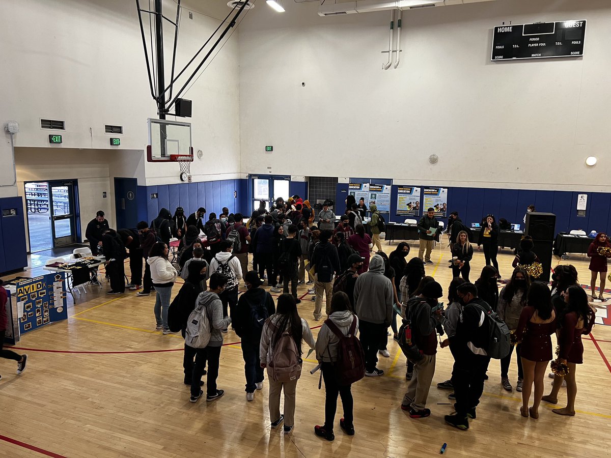 Students of <a href="/CCMS_LUSD/">Cesar Chavez Middle School</a> visited @FirebaughLusd to learn about programs and build excitement for high school!