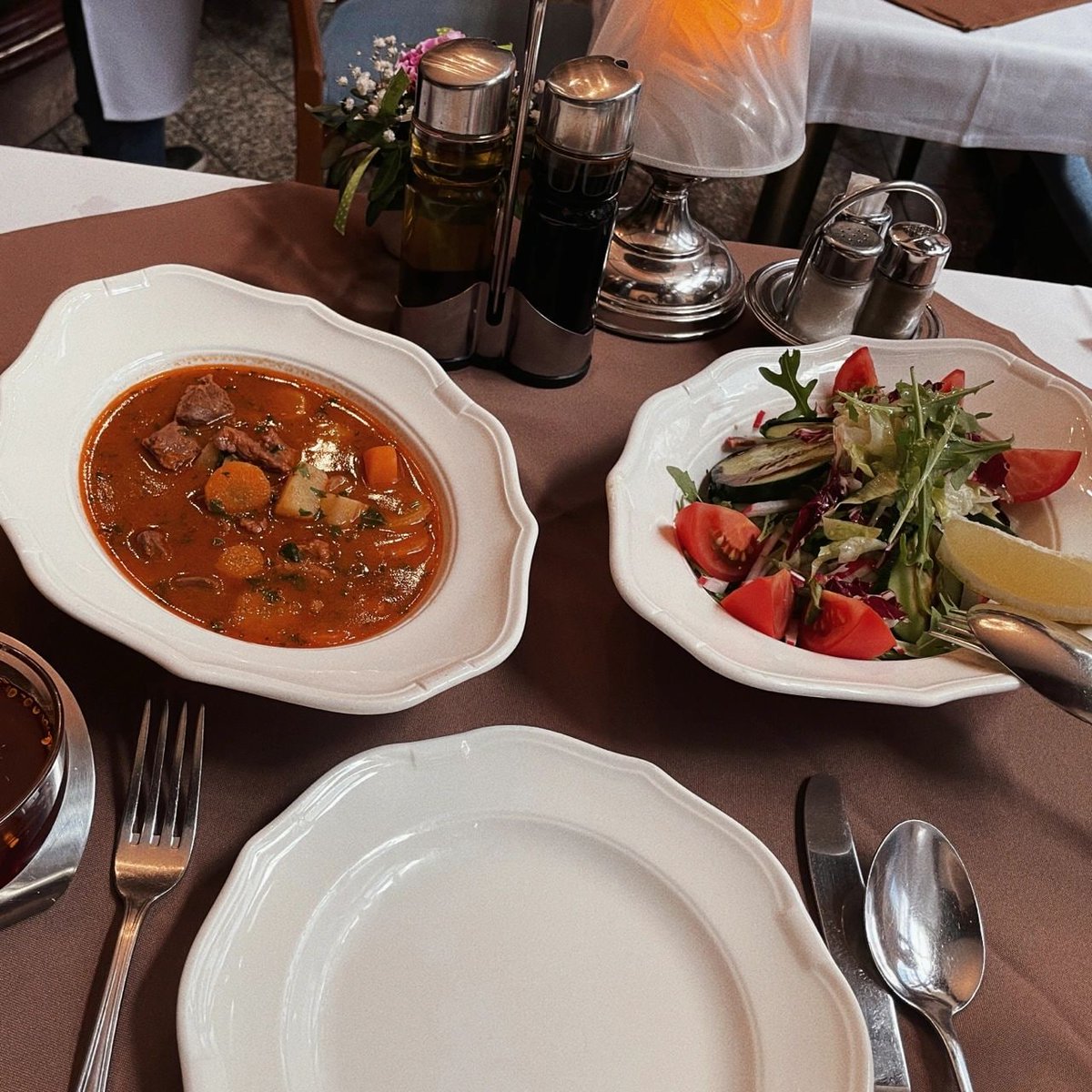 Girl7Caroline's tweet photo. It was almost too late to share dinner with friends. https://t.co/p73XCftUIk