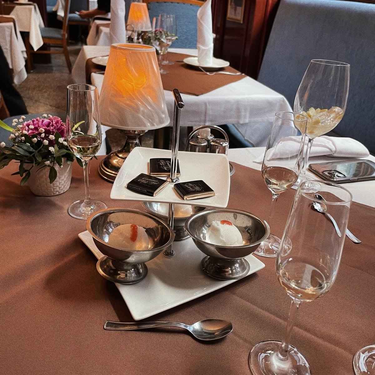Girl7Caroline's tweet photo. It was almost too late to share dinner with friends. https://t.co/p73XCftUIk