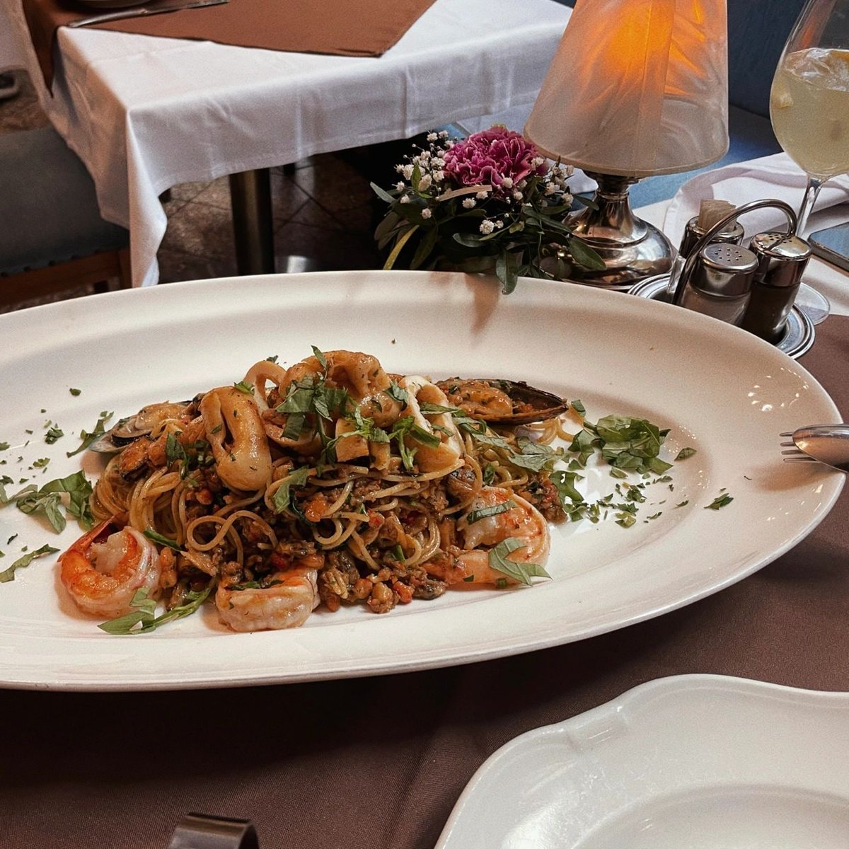 Girl7Caroline's tweet photo. It was almost too late to share dinner with friends. https://t.co/p73XCftUIk