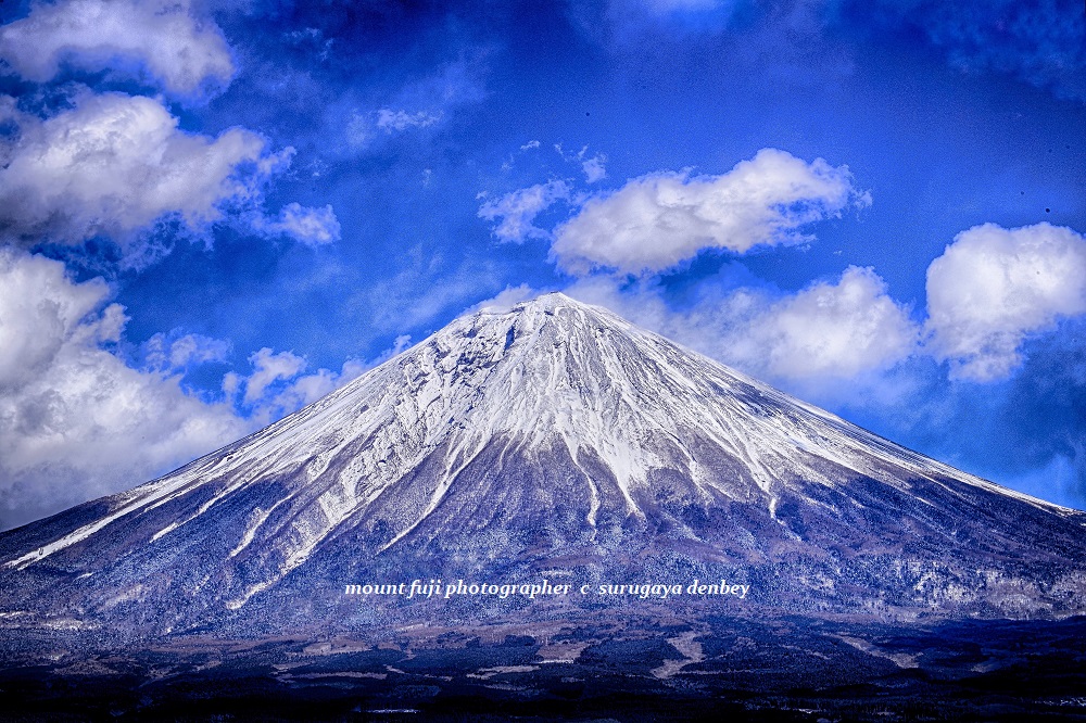 DenbeySurugaya's tweet photo. 雨上がりの朝　　お山は雪が降ったようだ！
＃富士山　#Nikon    #昨夜の積雪 https://t.co/EdUAKgadd7